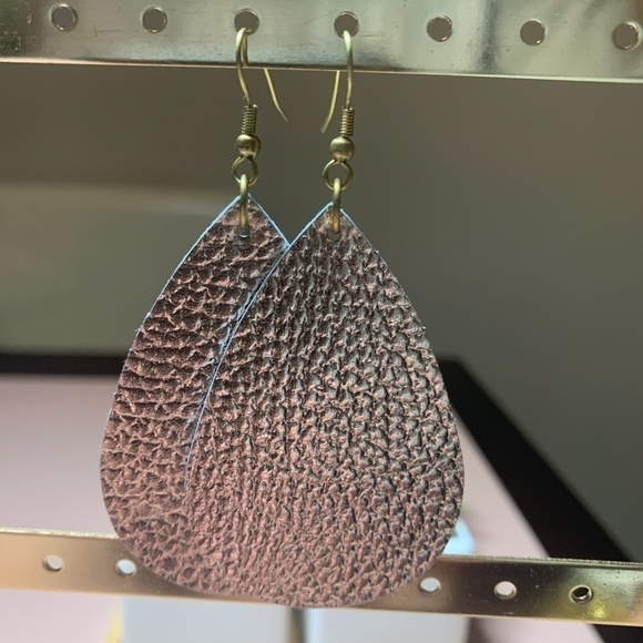 SALE💚 any 3 for $18 💚 Rose & Silver Leather Drop Earrings - Picture 3 of 3